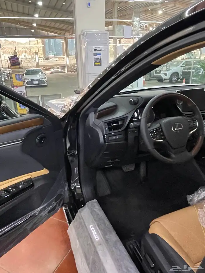 لكزس ES350 - سعودي - 2025 - لون اسود - Cc 9