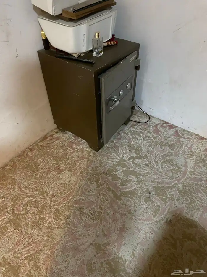 تجوري و طاوله مكتب شبه جديده 6