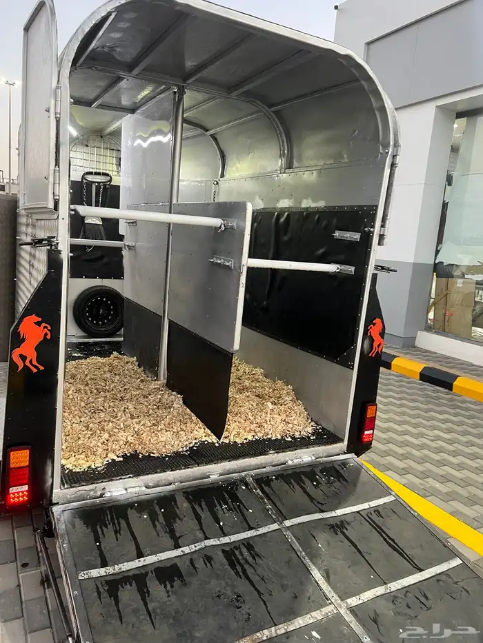 عربة نقل خيل متواجده في ابها 2