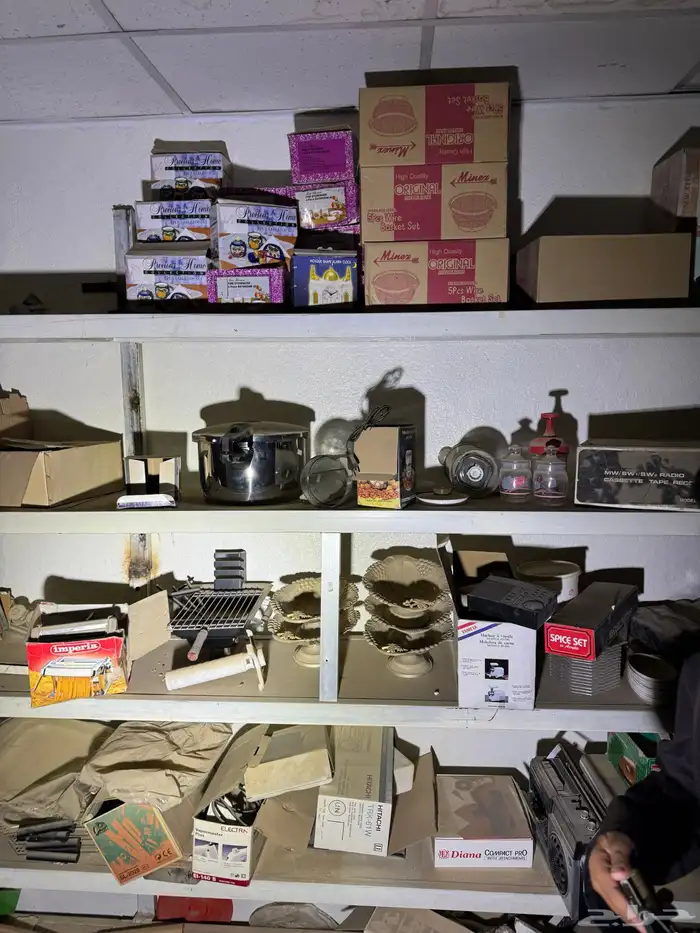 اغراض مستودع قديم للبيع 8