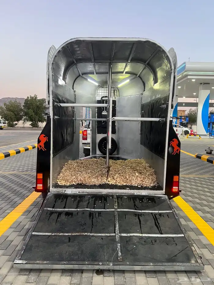 عربة نقل خيل متواجده في ابها 1