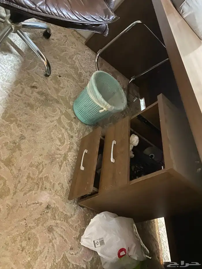 تجوري و طاوله مكتب شبه جديده 0