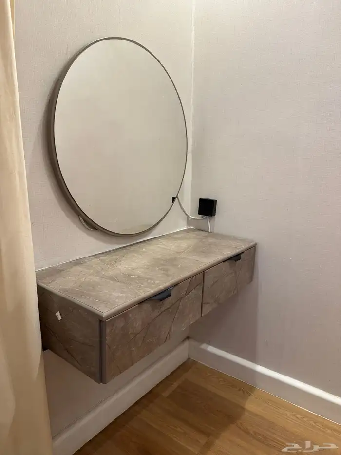 سرير بكمدينات دولاب زجاج تسريحه 1