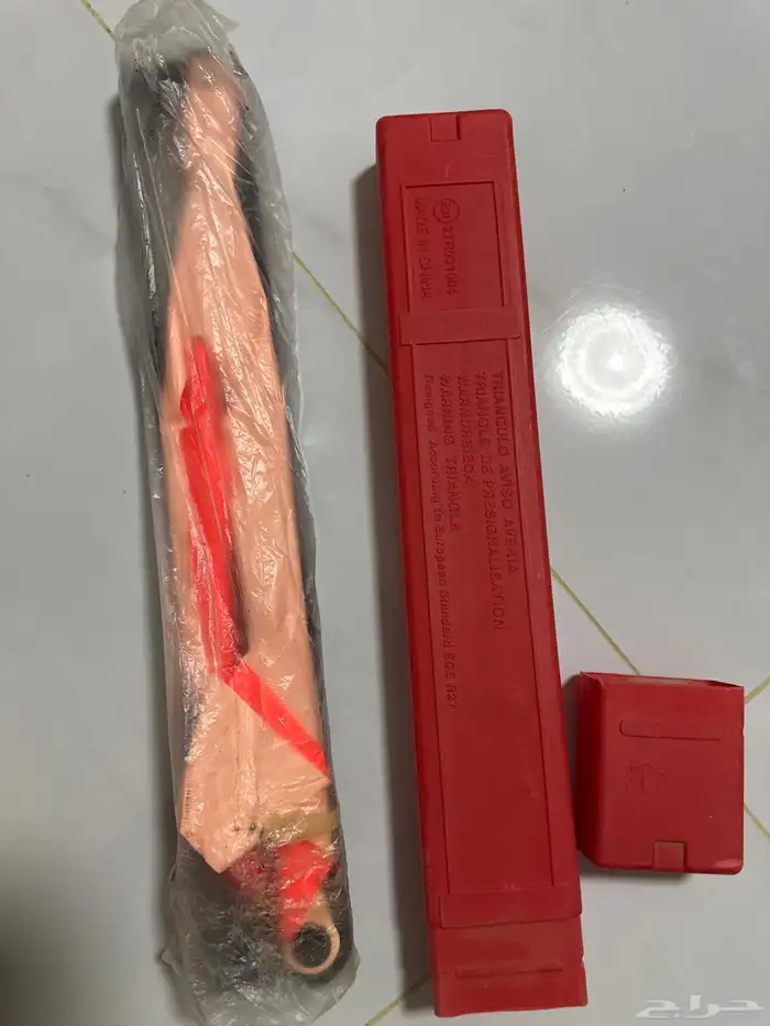 طفاية حريق ومثلث الطريق وطفاية دخان للبيع تايوتا 3