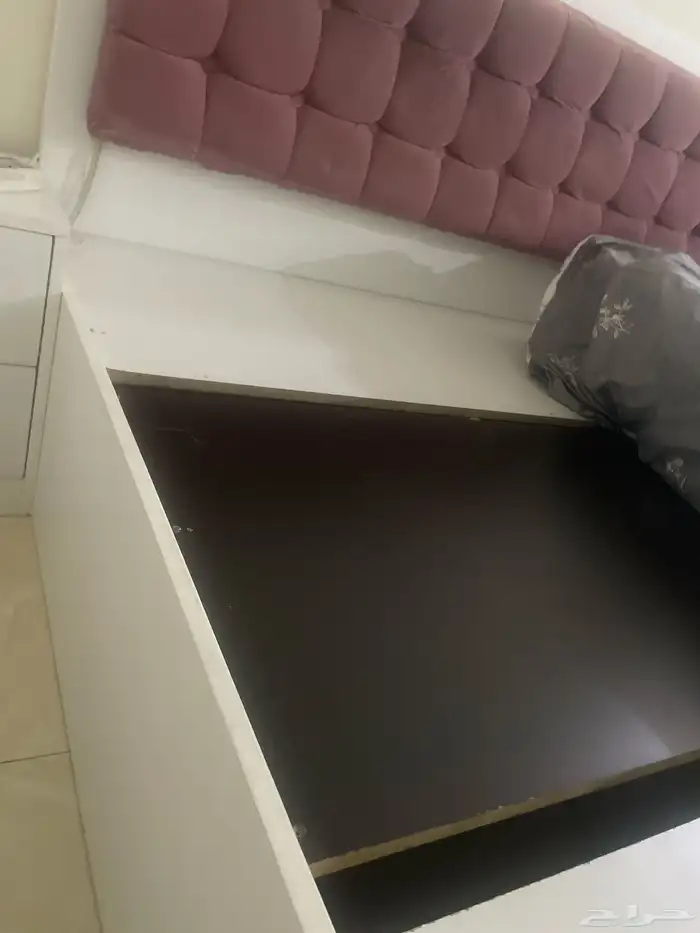 غرفه النوم 5قطع سرير و دولاب تسريحه و اثنين كومدينا نظيف 2