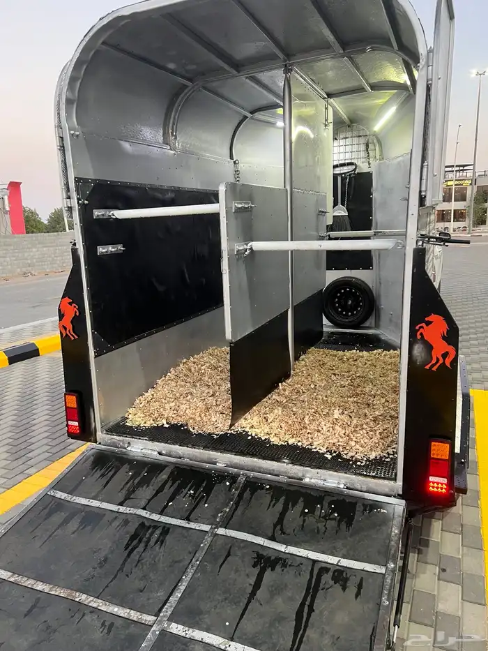 عربة نقل خيل متواجده في ابها 3