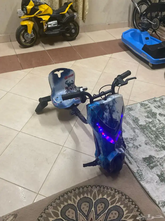 للبيع Sticker شغال ما في أي شيء بس يبي له شاحن 0