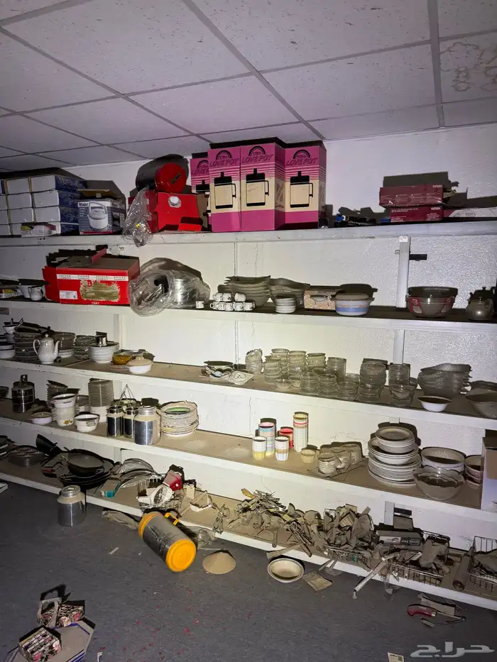 اغراض مستودع قديم للبيع 4