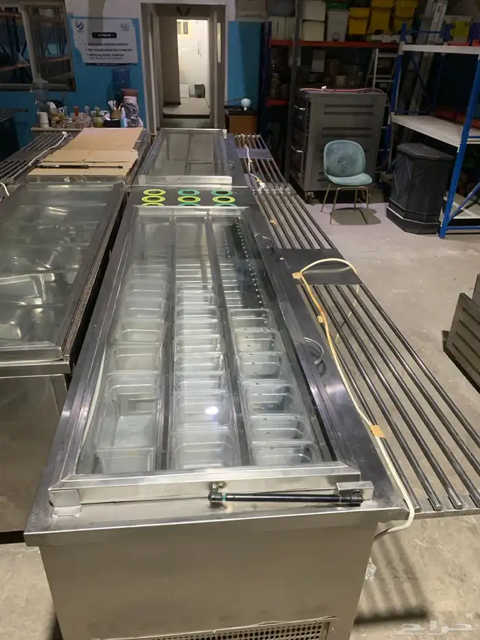 معدات مطعم وكفي شبه جديدة 12