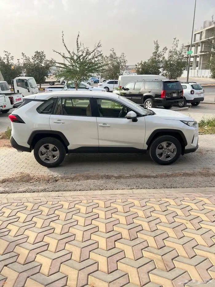 تويوتا راف فور LE دفع امامي بنزين 2025 1