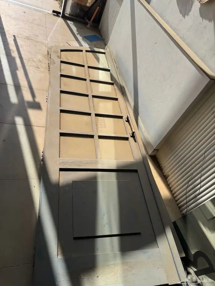 كنب وابواب خشب وكرسي وجاهز كاشير وثريا جداريه 1