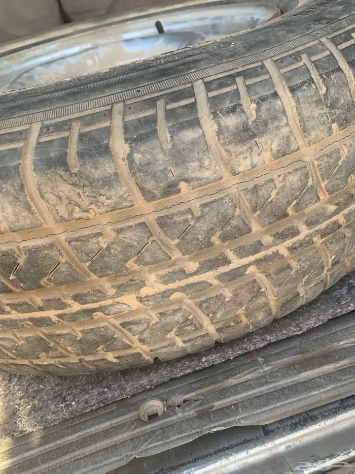 للبيع جنط ددسن مع كفرات نص عمر 2