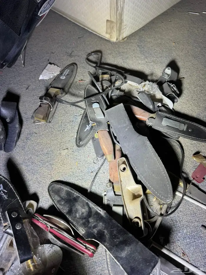 اغراض مستودع قديم للبيع 19