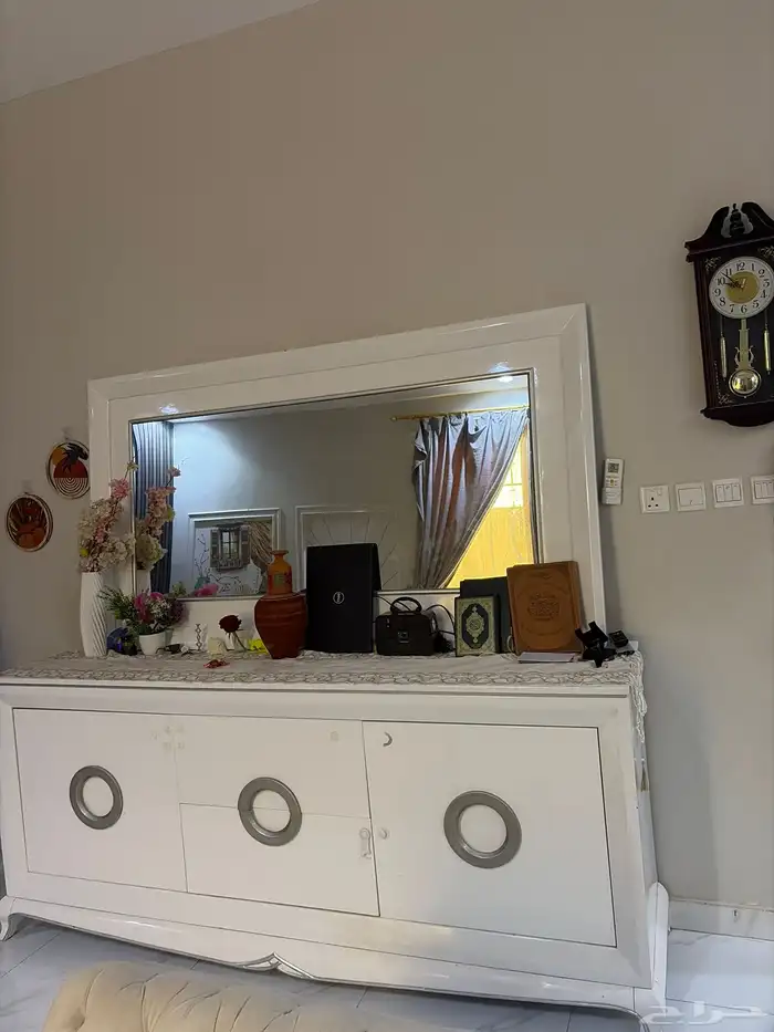 طاولة طعام مع 6 كراسي وبوفيه اللون ابيض والرصاصي 0