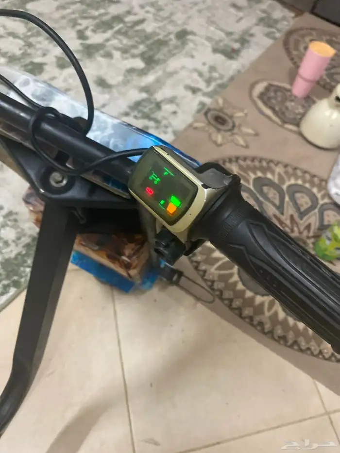 للبيع Sticker شغال ما في أي شيء بس يبي له شاحن 4