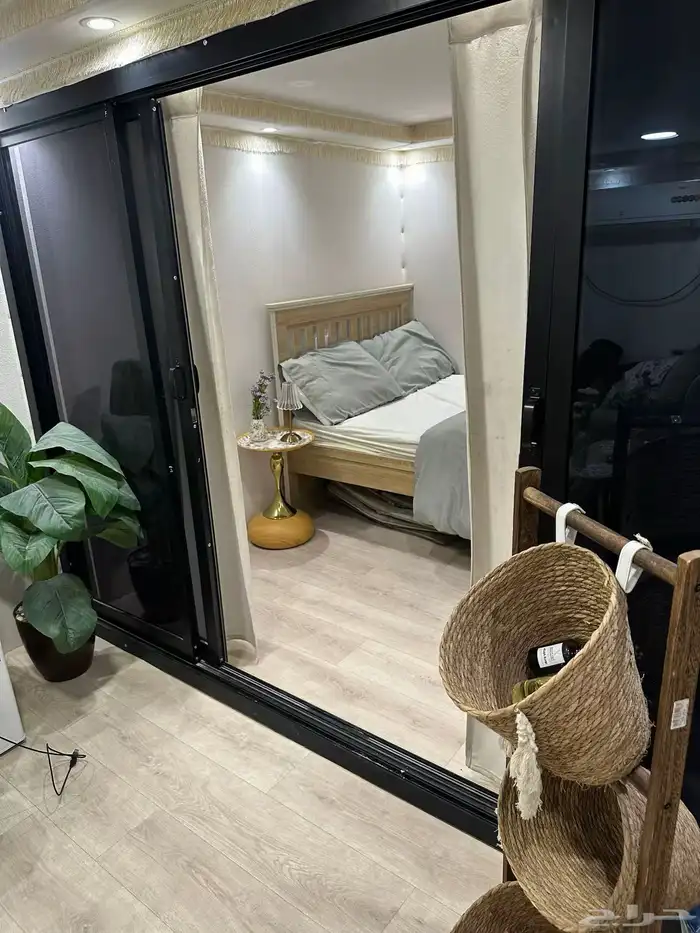 كرفان مجهز بالكامل ومكون من غرفة نوم وصاله ومطبخ ودورة ميا 1