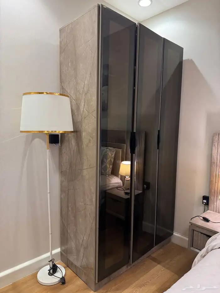 سرير بكمدينات دولاب زجاج تسريحه 0
