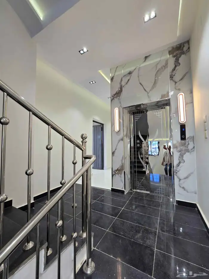 للبيع شقق علويه وارضيه المعارض طريق ابها الخميس 23