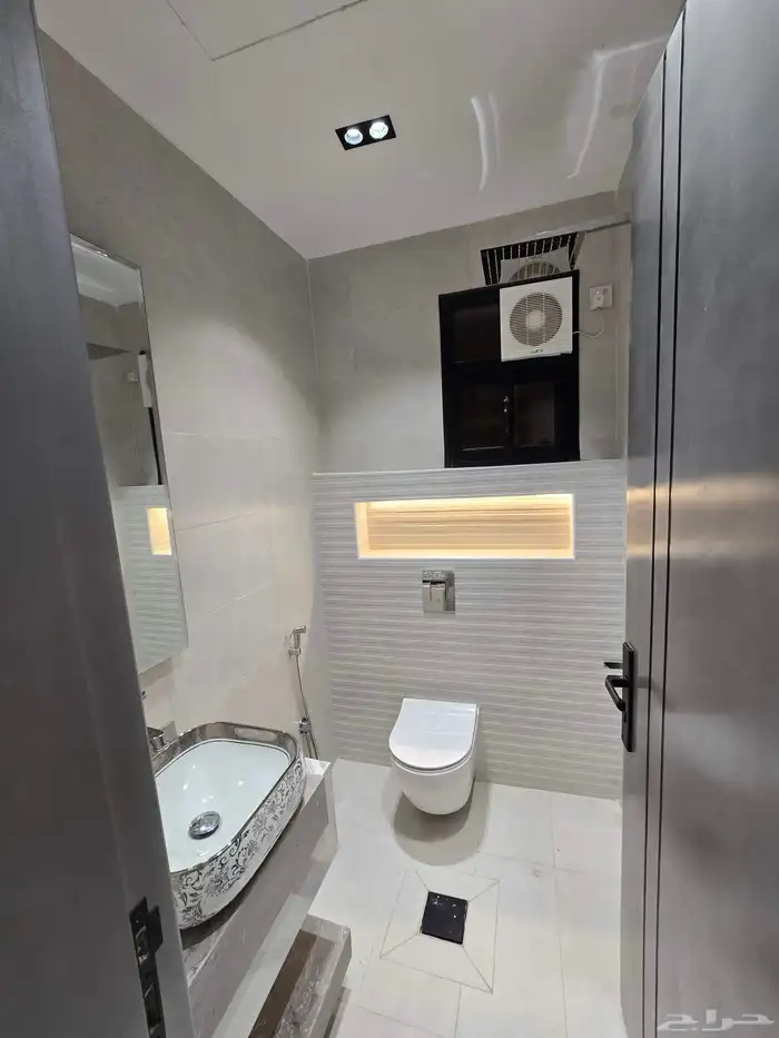 للبيع شقق علويه وارضيه المعارض طريق ابها الخميس 16