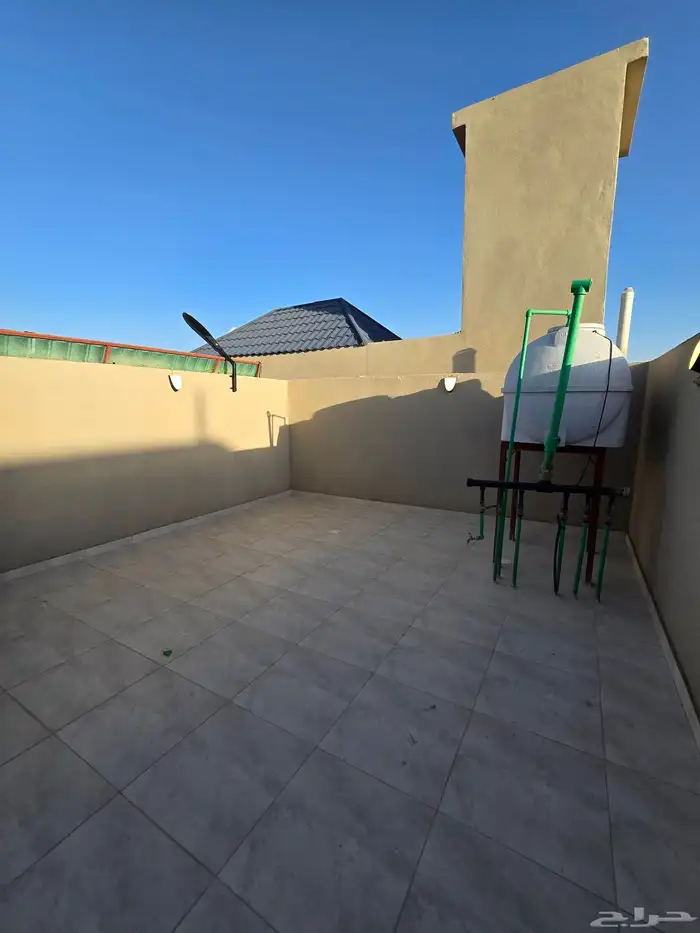 للبيع شقق علويه وارضيه المعارض طريق ابها الخميس 24