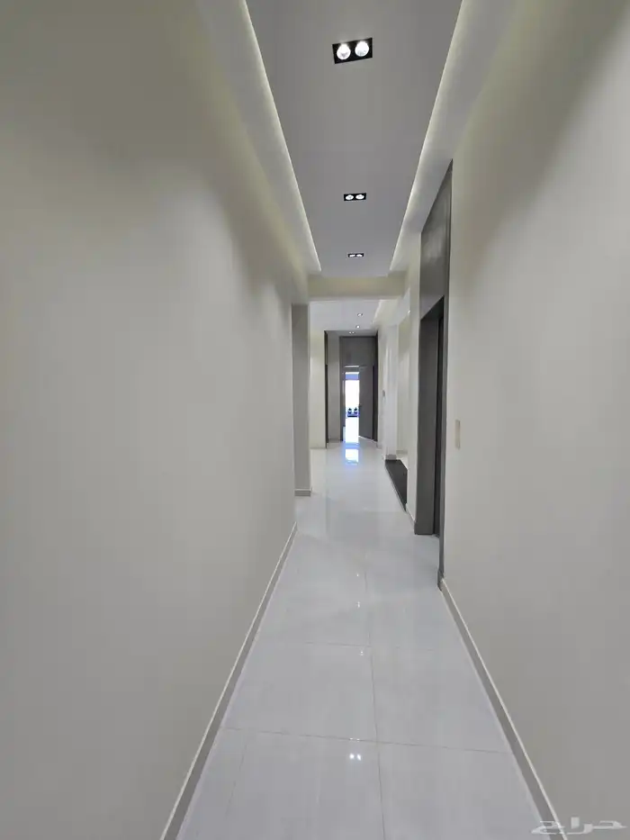 للبيع شقق علويه وارضيه المعارض طريق ابها الخميس 20