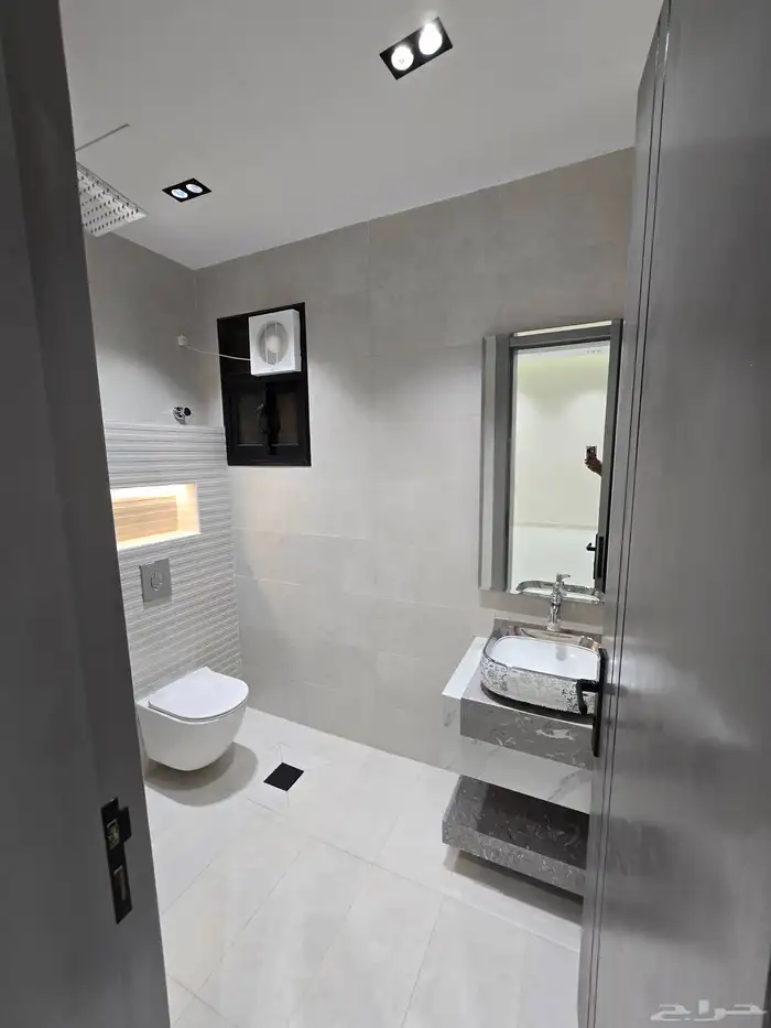 للبيع شقق علويه وارضيه المعارض طريق ابها الخميس 19