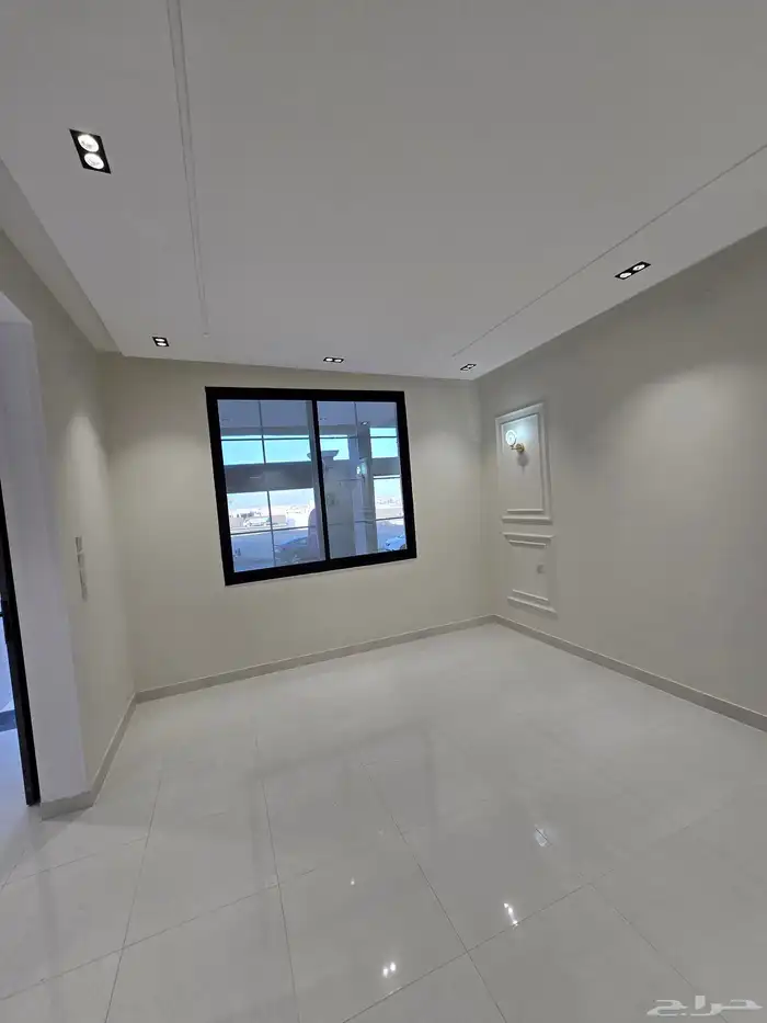 للبيع شقق علويه وارضيه المعارض طريق ابها الخميس 7