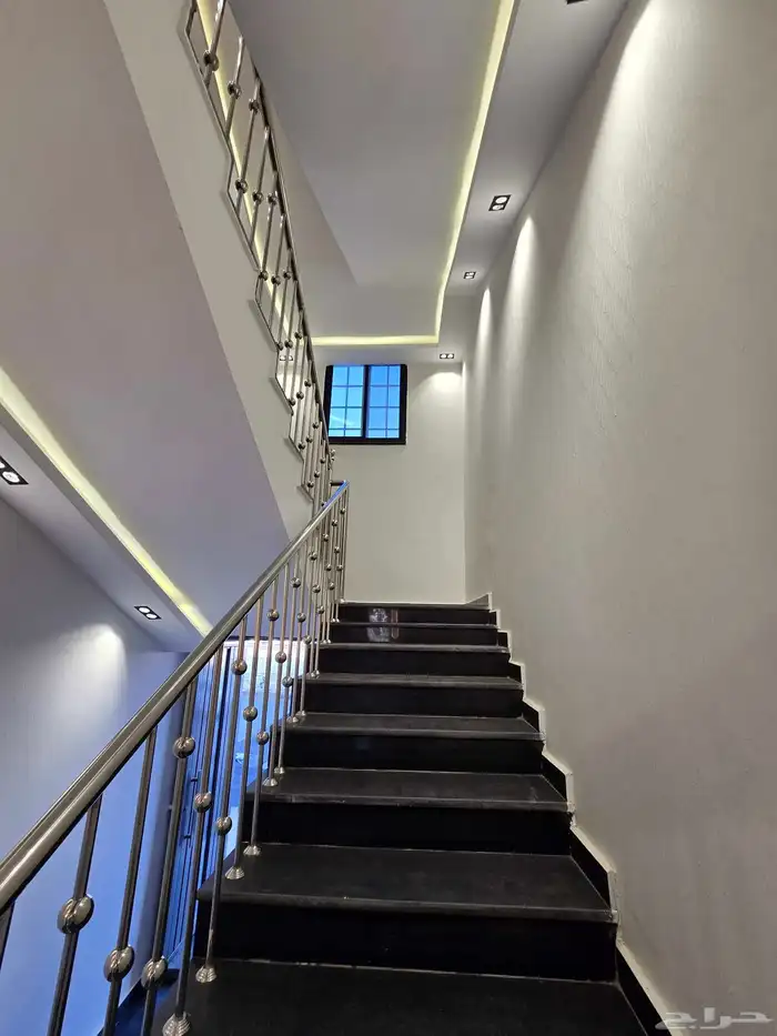 للبيع شقق علويه وارضيه المعارض طريق ابها الخميس 22