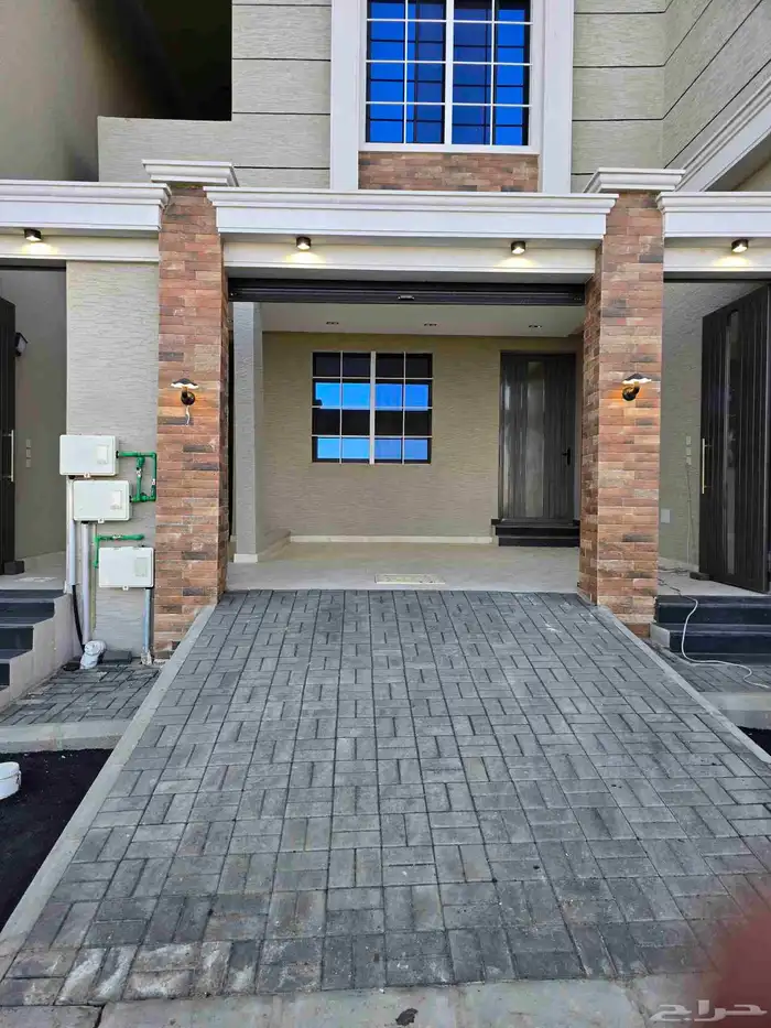 للبيع شقق علويه وارضيه المعارض طريق ابها الخميس 3