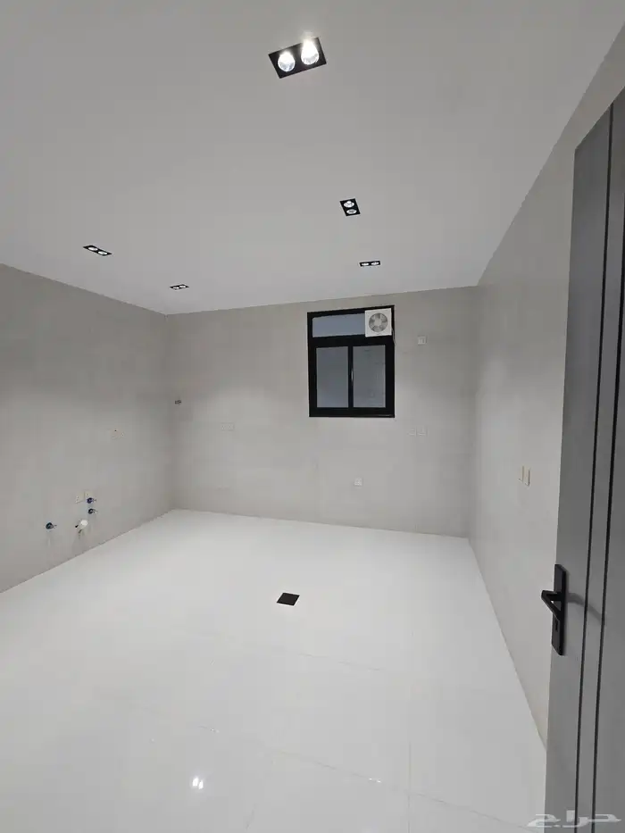 للبيع شقق علويه وارضيه المعارض طريق ابها الخميس 11