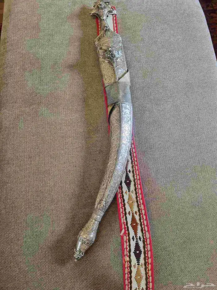 جنبيه مقفل فضه شغل قديمه. طولها 65 سم 0