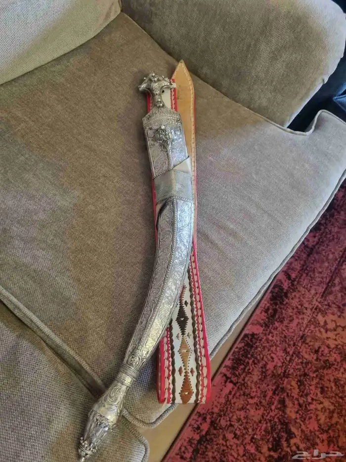 جنبيه مقفل فضه شغل قديمه. طولها 65 سم 7