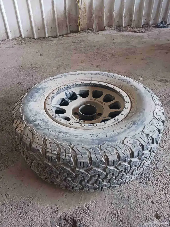 4 كفرات جيمس بالجنوط استعمال نظيف مقاس 17 للبيع 3