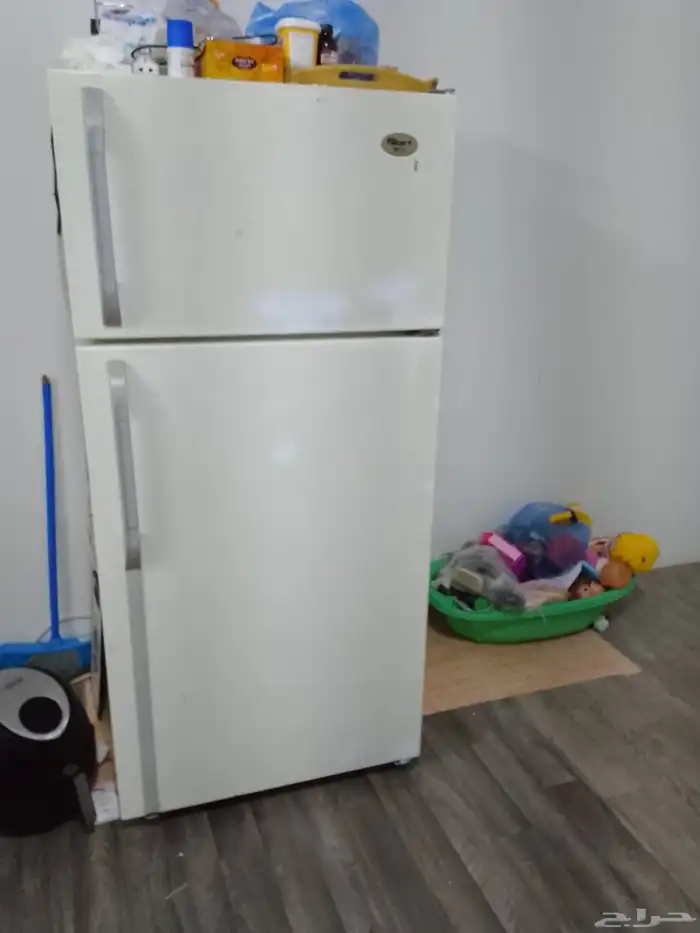 ثلاجة وسراير حديد ومحول كهرباء 1