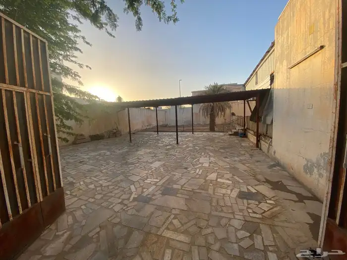 حوش بحي الخليج على شارعين متظاهرات موقع مميز 1
