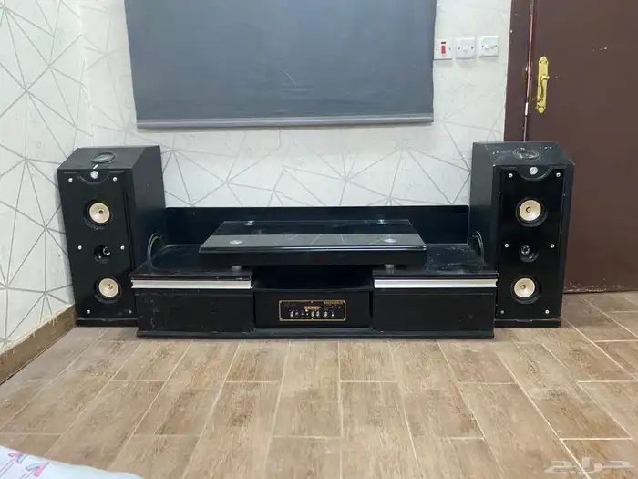 طاولة شاشة زجاج اسود مع بفلات صوت واضائة 0