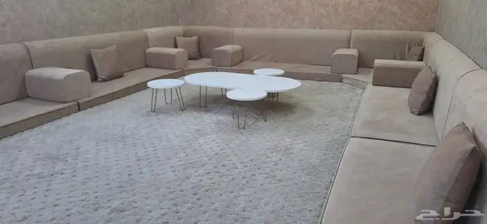 مجلس 3.75 في 4.5 مع سجاد مع طاولة ضيافة 5