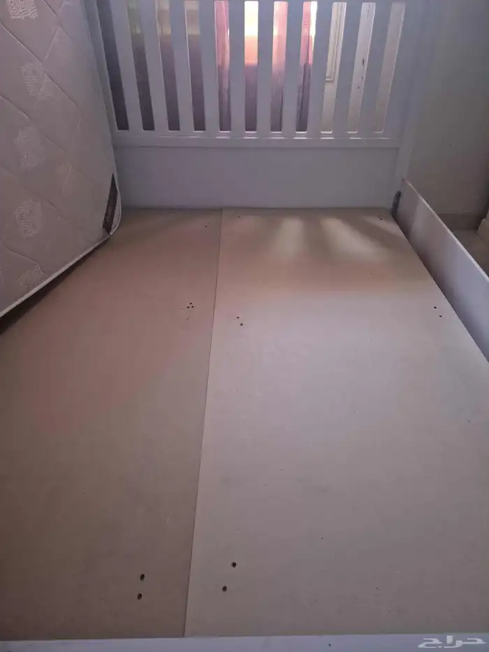 سرير مع مرتبة معقمة مع خزانة ملابس و 2 طاولة نوم على السوم 1