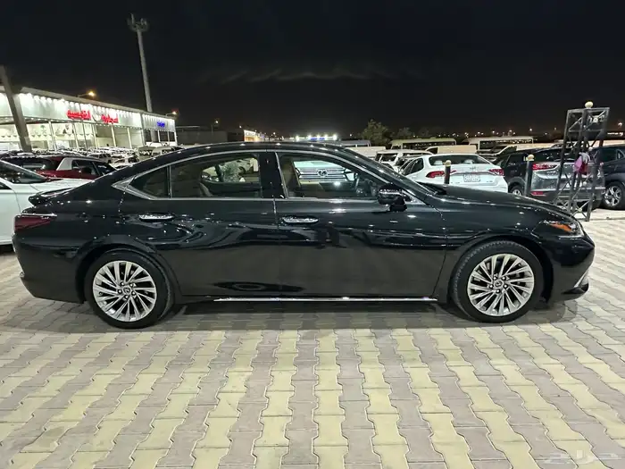 لكزس ES 350 موديل 2023 فل كامل DD نظيفة جدا 4