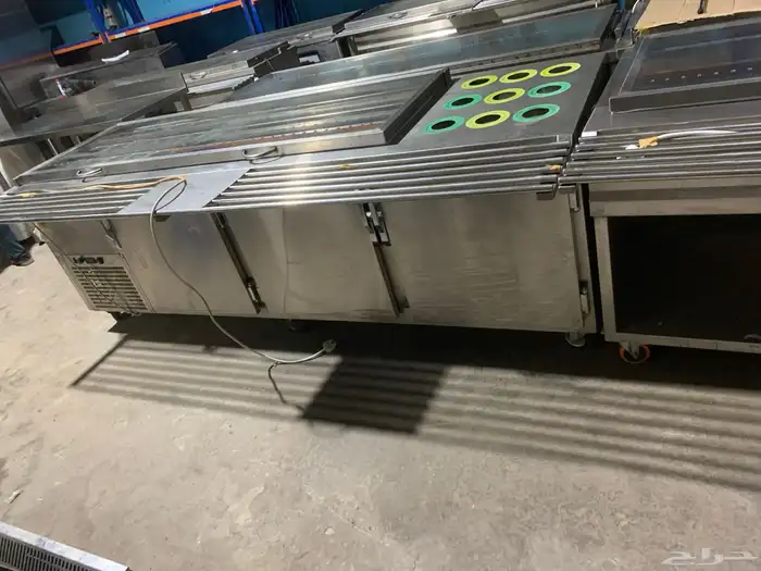 معدات مطعم وكفي شبه جديدة 9