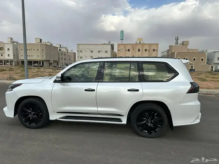للبيع جيب لكزس 2019 بلاك اديشن سعودي فل كامل 7