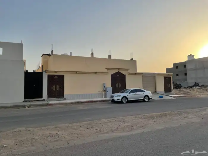 للبيع دور في حي السكب مساحة الأرض800 4