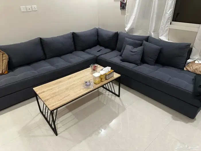 طقم كنب استعمال قليل 3 متار بي 3 متار مع طاولة 0