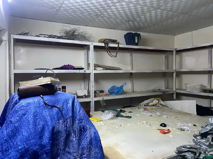 أدوات بوفيه ورفوف محل 25