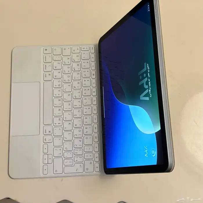 ايباد اير m2 مع الكيبورد 1