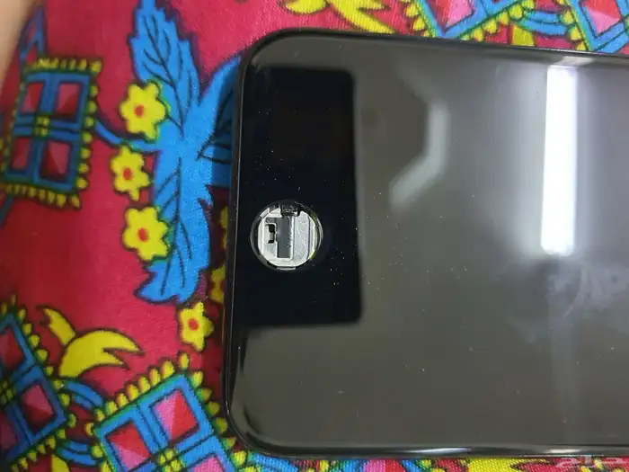 سلام عليكم عندي ايفون 7 جديد بس الشاشه مكسوره شفتها اللي يذو 8