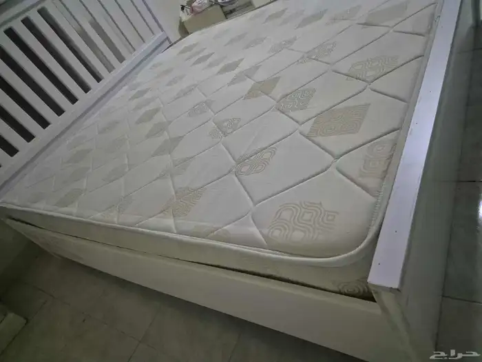 سرير مع مرتبة معقمة مع خزانة ملابس و 2 طاولة نوم على السوم 3