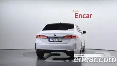 BMW - 520i (G60) 2024 نظيفة جدا 3