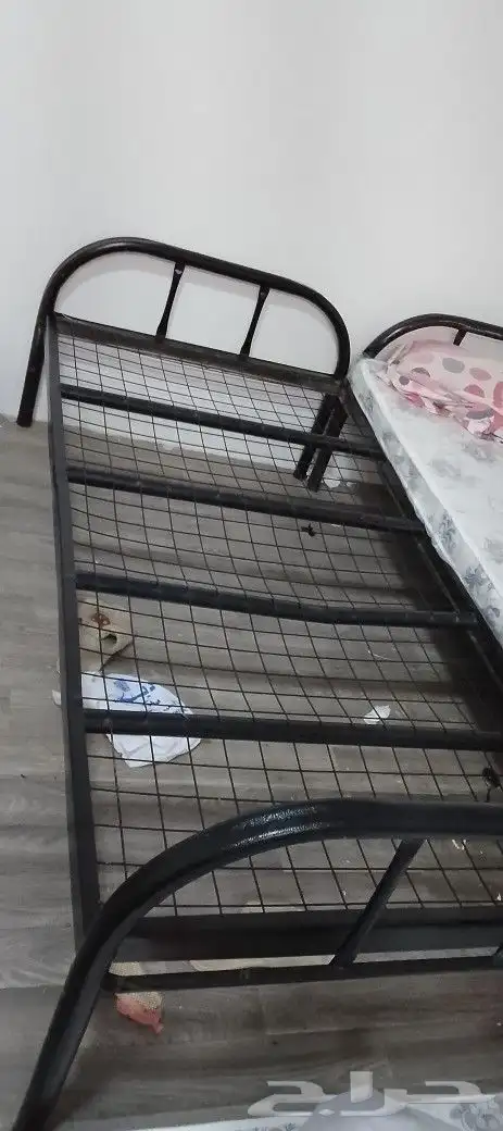 ثلاجة وسراير حديد ومحول كهرباء 2