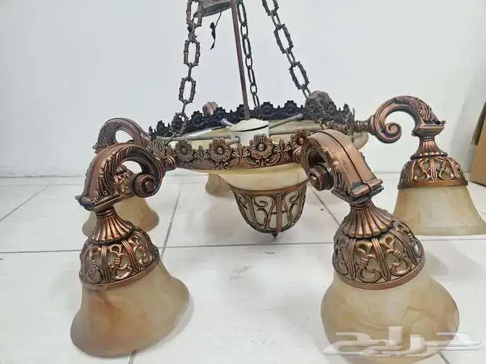 ثريا وطاوله تقديم للبيع 0